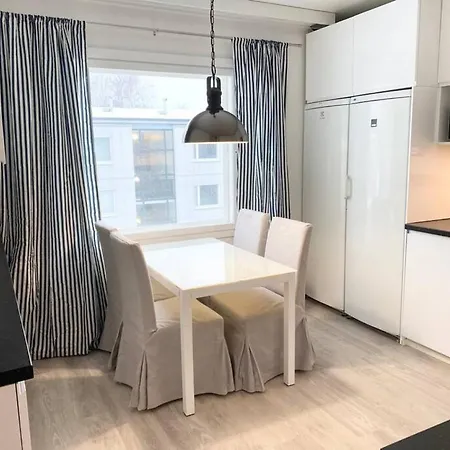 Mellunmaki Renovated 3 Bedroom Apt Next To Metro, Free Parking Apartment *