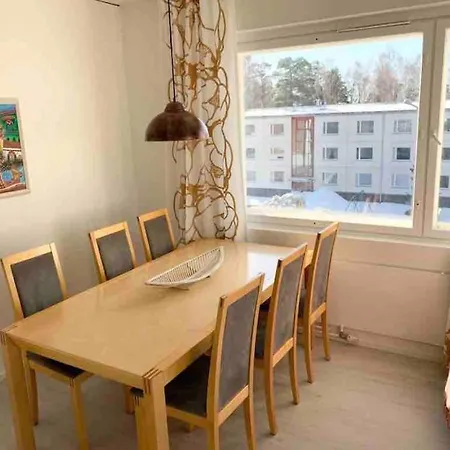 Mellunmaki Renovated 3 Bedroom Apt Next To Metro, Free Parking *